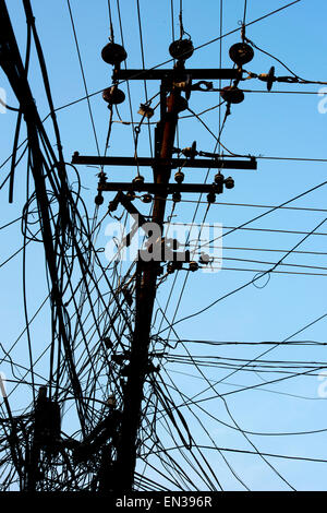 Tangled cavi di alimentazione su un polo di alimentazione, Kochi, Kochi, India Foto Stock