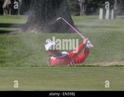 San Francisco, CA. 26 apr, 2015. Lydia Ko ha colpito il suo tiro fuori il bunker durante la LPGA Swinging gonne Classic presso il lago di Merced Golf Club San Francisco, CA Credito: csm/Alamy Live News Foto Stock