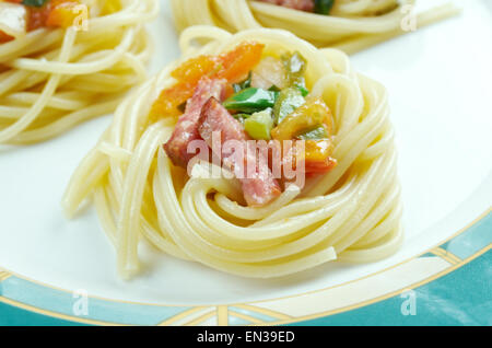 Spirale squash spaghetti tagliatelle con salsiccia e salsa di verdure . Foto Stock