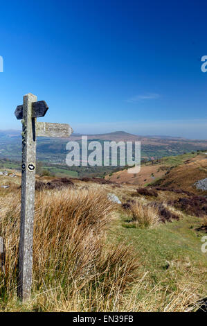 Il sentiero direzione segno posto sulla collina sopra Blaenavon, Lancaster, South Wales, Regno Unito. Foto Stock