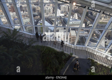 Londra, Regno Unito. 1 Mar, 2015. Sky Garden.Sky Garden a 20 Fenchurch Street grattacielo occupa tre piani e offre vedute ininterrotte della città di Londra. Servite da due ascensori express, i visitatori che arrivano a un bel giardino panoramico con un'area di visione, terrazza, caffetteria, bar e ristorante. Sky Garden è un vero e proprio spazio unico ed è stato progettato per creare un dialogo aperto e vivace luogo di svago, offrendo ai visitatori una rara opportunità di vivere Londra da un punto di vista diverso, Londra, UK © Veronika Lukasova/ZUMA filo/Alamy Live News Foto Stock