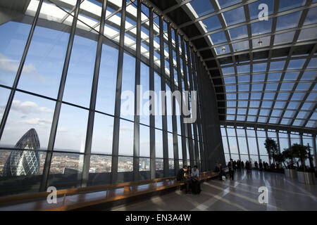 Londra, Regno Unito. 1 Mar, 2015. Sky Garden.Sky Garden a 20 Fenchurch Street grattacielo occupa tre piani e offre vedute ininterrotte della città di Londra. Servite da due ascensori express, i visitatori che arrivano a un bel giardino panoramico con un'area di visione, terrazza, caffetteria, bar e ristorante. Sky Garden è un vero e proprio spazio unico ed è stato progettato per creare un dialogo aperto e vivace luogo di svago, offrendo ai visitatori una rara opportunità di vivere Londra da un punto di vista diverso, Londra, UK © Veronika Lukasova/ZUMA filo/Alamy Live News Foto Stock