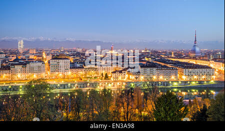 Torino, panorama al blue ora Foto Stock
