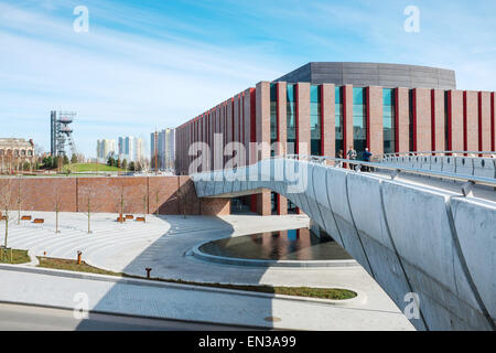 Polish National Radio Symphony Orchestra Moderna costruzione , Katowice in Polonia con il Museo di Slesia paranco torre in background Foto Stock