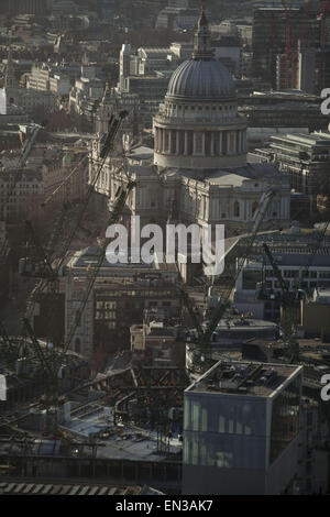 Londra, Regno Unito. 1 Mar, 2015. Sky Garden.Sky Garden a 20 Fenchurch Street grattacielo occupa tre piani e offre vedute ininterrotte della città di Londra. Servite da due ascensori express, i visitatori che arrivano a un bel giardino panoramico con un'area di visione, terrazza, caffetteria, bar e ristorante. Sky Garden è un vero e proprio spazio unico ed è stato progettato per creare un dialogo aperto e vivace luogo di svago, offrendo ai visitatori una rara opportunità di vivere Londra da un punto di vista diverso, Londra, UK © Veronika Lukasova/ZUMA filo/Alamy Live News Foto Stock