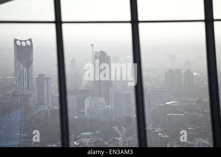 Londra, Regno Unito. 1 Mar, 2015. Sky Garden.Sky Garden a 20 Fenchurch Street grattacielo occupa tre piani e offre vedute ininterrotte della città di Londra. Servite da due ascensori express, i visitatori che arrivano a un bel giardino panoramico con un'area di visione, terrazza, caffetteria, bar e ristorante. Sky Garden è un vero e proprio spazio unico ed è stato progettato per creare un dialogo aperto e vivace luogo di svago, offrendo ai visitatori una rara opportunità di vivere Londra da un punto di vista diverso, Londra, UK © Veronika Lukasova/ZUMA filo/Alamy Live News Foto Stock