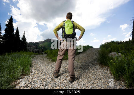 Escursionista scegliendo il percorso da prendere Foto Stock