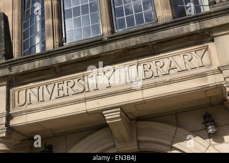 Muratura di pietra segno sopra l'ingresso del 1858 Università di Durham edificio della Biblioteca Palazzo sul verde, Durham. Foto Stock