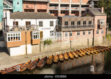 Noleggiare barche a remi, ormeggiata accanto al Boathouse pub sulle rive del fiume usura in Durham. Foto Stock