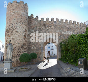 Gate di Burgos, Jerez de los Caballeros, Spagna. Famoso villaggio con torri in stile mudejar e roccaforte Templat Foto Stock