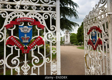 Regno Unito, Inghilterra, Somerset, Taunton, Mary Street, Vivary Park Gates che trasportano Taunton Borough Arms Foto Stock