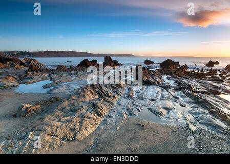 Bassa marea a Hannafore spiaggia a Looe in Cornovaglia Foto Stock