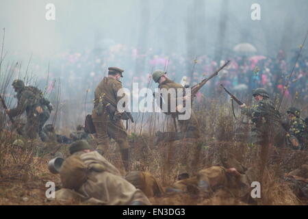 San Pietroburgo, Russia. 26 apr, 2015. I membri di un club militare riprodurre parti della battaglia di Berlino nel 1945 per contrassegnare il settantesimo anniversario della vittoria della seconda guerra mondiale a San Pietroburgo, Russia, 26 aprile 2015. Credito: Lu Jinbo/Xinhua/Alamy Live News Foto Stock