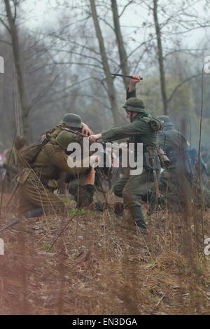 San Pietroburgo, Russia. 26 apr, 2015. I membri di un club militare riprodurre parti della battaglia di Berlino nel 1945 per contrassegnare il settantesimo anniversario della vittoria della seconda guerra mondiale a San Pietroburgo, Russia, 26 aprile 2015. Credito: Lu Jinbo/Xinhua/Alamy Live News Foto Stock