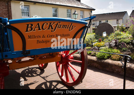 Regno Unito, Inghilterra, Somerset, Taunton, Vescovi Lydeard mulino, restaurato hay cart in giardino Foto Stock