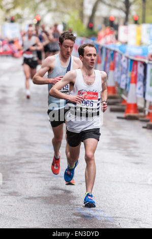 Londra, Regno Unito. Il 26 aprile 2015. Guide Club nei pressi di miglio 13, il giro di boa, nella Vergine denaro maratona di Londra. Credito: Stephen Chung / Alamy Live News Foto Stock