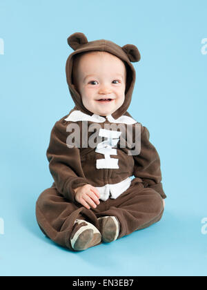 Ritratto di baby boy (12-17 mesi) in costume di calcio Foto Stock