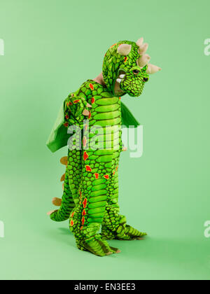 Ragazzo (2-3) in dragon costume per Halloween Foto Stock