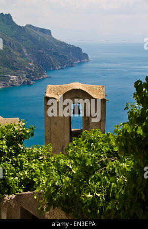 L'Italia, Amalfi, Ravello, torre campanaria con il mare in background Foto Stock