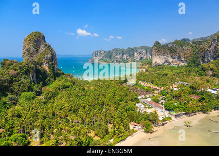 Vista dalla scogliera sulla Railay Beach, Ao Nang. Provincia di Krabi, Thailandia. Foto Stock