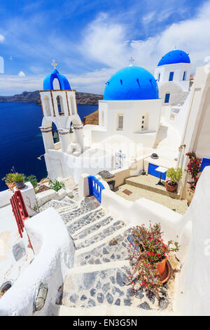 Blu chiese a cupola sulla Caldera a Oia sull'isola greca di Santorini. Foto Stock