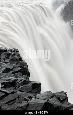 Dettifoss, la cascata più grande in Europa in termini di volume di scarico. Jokulsargljufur National Park. L'Islanda. Foto Stock