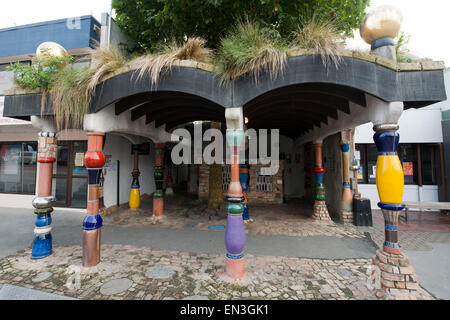 Kawakawa, Nuova Zelanda. 28 Mar, 2015. Kawakawa, Nuova Zelanda - 28 Marzo 2015 - bagni pubblici progettato dall artista austriaco Friedensreich Hundertwasser su Marzo 28, 2015 a Kawakawa, Nuova Zelanda. © dpa/Alamy Live News Foto Stock