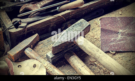 Retrò sfondo filtrata fatta di vecchio arrugginito gli strumenti per la lavorazione del legno. Foto Stock