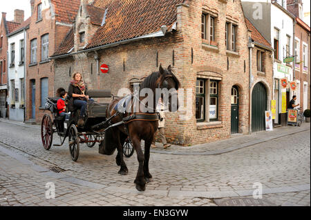 Belgio, Bruges, città vecchia, carrozza trainata da cavalli Foto Stock