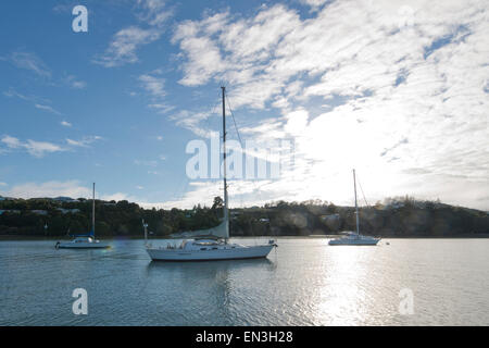 Russell, Nuova Zelanda. 28 Mar, 2015. Russell, Nuova Zelanda - 28 Marzo 2015 - barche a vela nella Baia delle Isole. Foto scattata dal traghetto passeggeri tra Russell e Paihia su Marzo 28, 2015 a Russell, Nuova Zelanda. © dpa/Alamy Live News Foto Stock