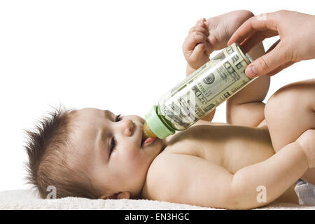 Baby di bere dalla bottiglia con valuta statunitense in esso Foto Stock