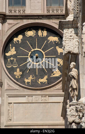 Chiudere shot del planetario sul Campanile del Duomo di Messina in Sicilia, Italia Foto Stock