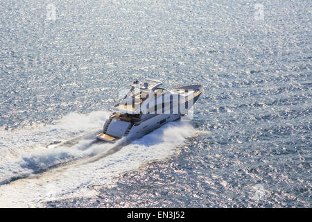 Lussuoso yacht a motore in navigazione Foto Stock