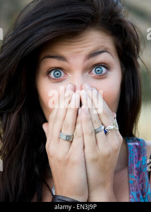 Stati Uniti d'America, Utah, sud Forcella, Ritratto di sorpreso ragazza adolescente (16-17) che copre la bocca con le mani Foto Stock