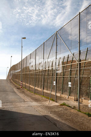 Sicurezza elevata recinzioni separare le enclave spagnola di Melilla, Spagna dal Marocco, Africa del nord, Gennaio 2015 Foto Stock