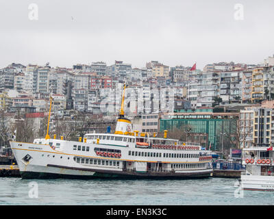 Istanbul, Turchia - Vista dal Bosforo a Besiktas (Europa) con Ferry Boat Foto Stock