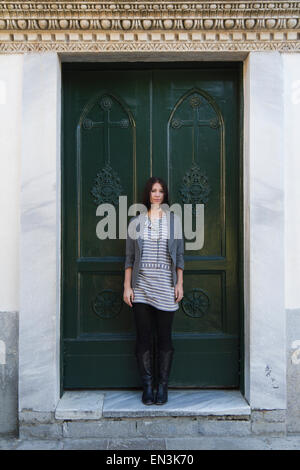 L'Italia, Ravello, Ritratto di giovane donna in piedi nella parte anteriore della porta Foto Stock