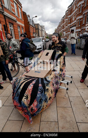 Un Protestor sul reclamare Brixton marzo il 25 aprile 2015 Foto Stock