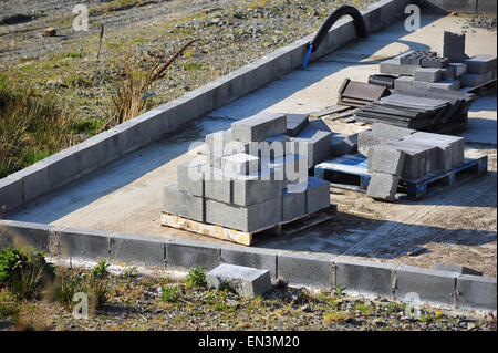 Pile di costruzione di blocchi di brezza sulle fondamenta di una casa costruita in Galles. Foto Stock