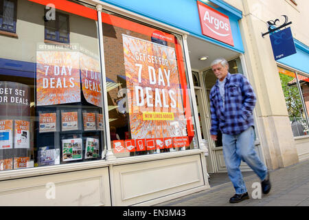 Chippenham, Regno Unito. Xxvii Aprile, 2015. Un pedone è raffigurato camminare davanti a un negozio di Argos in Chippenham,Wiltshire. Argos il capogruppo Home Gruppo di vendita al dettaglio è dovuta ad annunciare la sua piena anno risultati il 29 aprile. Credito: lynchpics/Alamy Live News Foto Stock