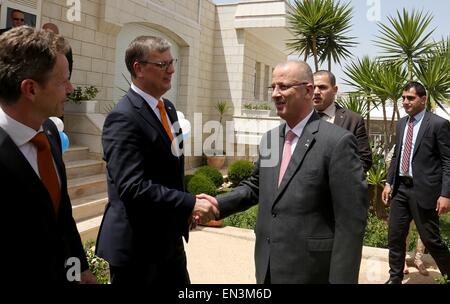 Ramallah, West Bank, Territorio palestinese. 27 apr, 2015. Il Primo Ministro palestinese Rami Hamdallah prende parte ad una cerimonia presso il rappresentante olandese, la marcatura del re Giorno (Koningsdag), la celebrazione del compleanno del re, in Cisgiordania città di Ramallah il 27 aprile 2015 Credit: Primo Ministro Ufficio APA/images/ZUMA filo/Alamy Live News Foto Stock