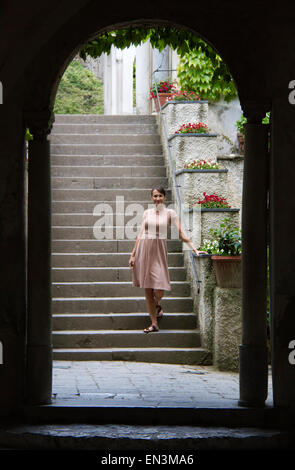 L'Italia, Ravello, ritratto di donna in abito in piedi sulle scale Foto Stock
