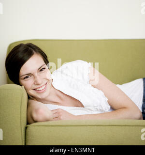 Donna sdraiata su un lettino Foto Stock