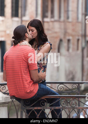 L'Italia, Venezia, coppia giovane kissing Foto Stock