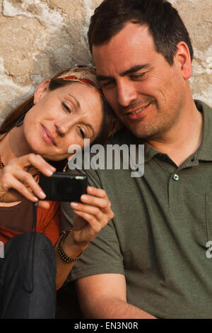 L'Italia, Venezia, giovane visualizzazione fotocamera digitale da parete Foto Stock