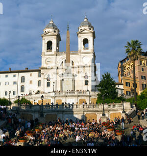 Italia, Roma, turisti sulla Scalinata di piazza di Spagna al tramonto, chiesa della Santissima Trinit dei Monti in background Foto Stock