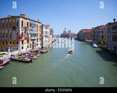 L'Italia, Venezia, barche sul canal in città Foto Stock