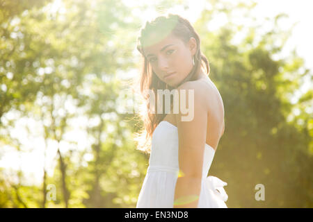 Stati Uniti d'America, Utah, Lehi, Ritratto di ragazza adolescente (16-17) indossando abito bianco all'aperto Foto Stock