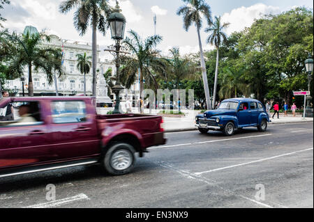 Auto d'epoca per le strade del centro di vecchia Havana, Cuba, di fronte Central Park e il Grand Theatre. Foto Stock