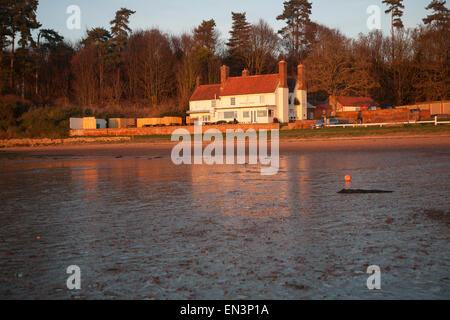 Ramsholt Arms pub tramonto in inverno, Fiume Deben, Ramsholt, Suffolk, Inghilterra Foto Stock